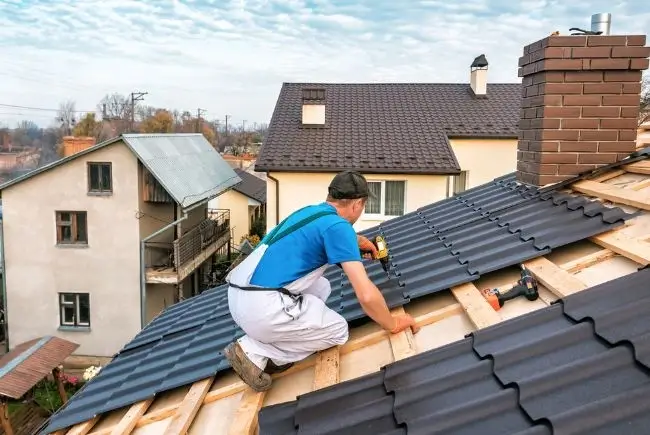 man installing and replacing roof