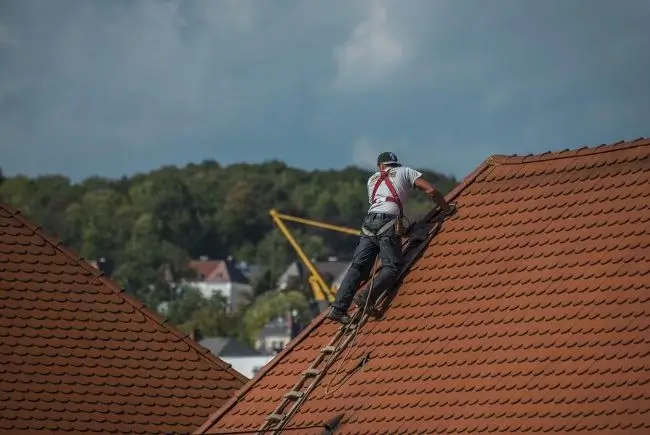 roofer doing an inspection